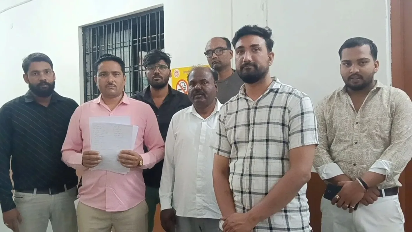 निवेश के नाम पर 15 लाख की कथित ठगी, 25 पीड़ितों ने कलेक्टर से की शिकायत