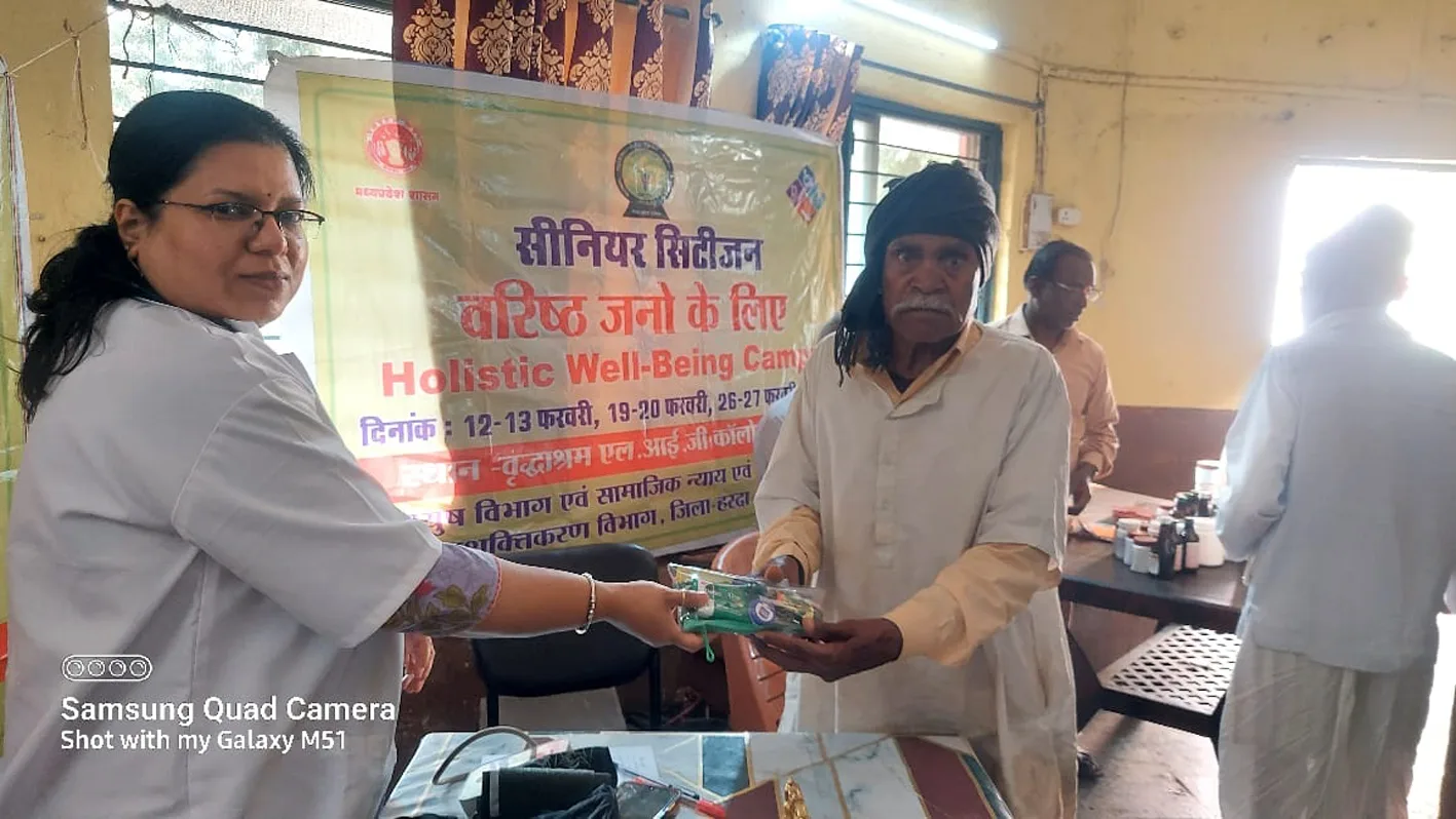 वृद्धाश्रम में स्वास्थ्य शिविर संपन्न