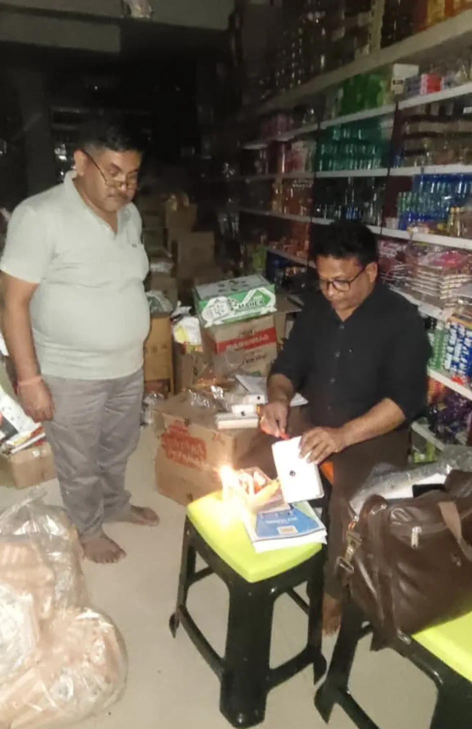 खाद्य सुरक्षा अधिकारी ने होटल व किराना दुकान से अचार के सैम्पल लिए