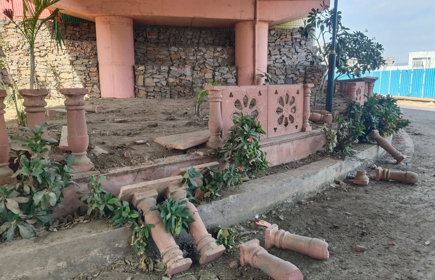 बुधनी में लाल पत्थरों से हुआ सौंदर्यीकरण, अब असामाजिक तत्वों के निशाने पर