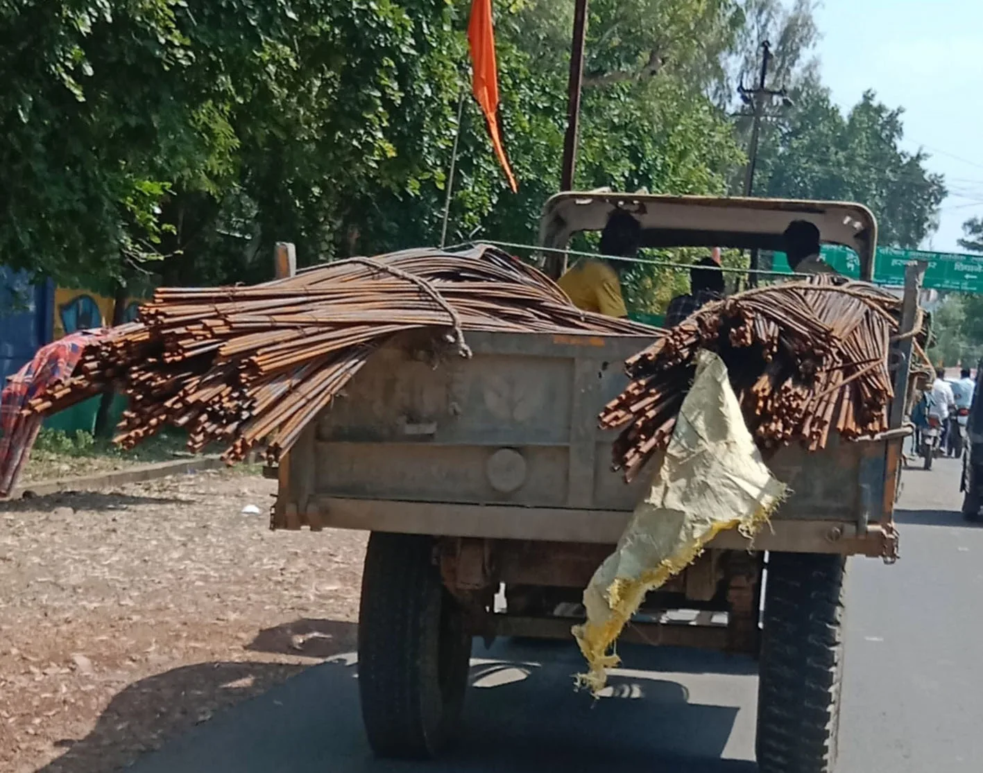 असुरक्षित परिवहन से दुर्घटना का अंदेशा