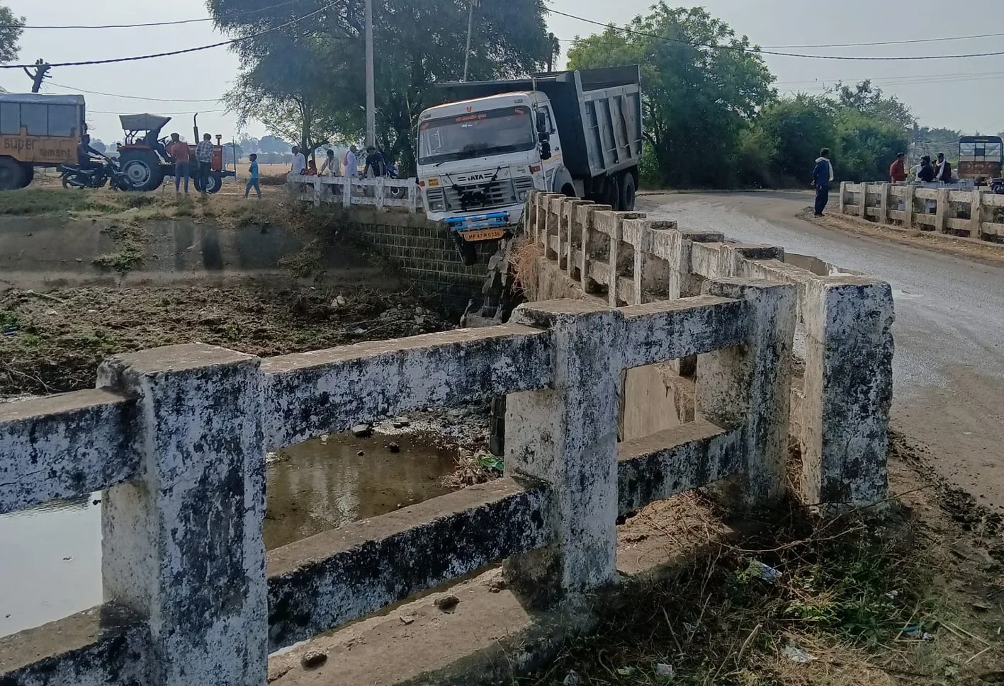 धनगांव के पास बड़ा हादसा टला