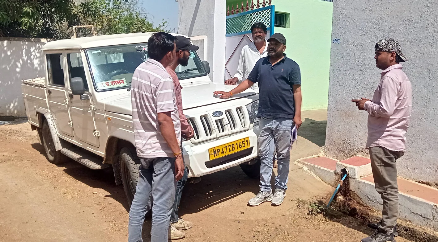 घर-घर पहुंचकर बिजली बिल वसूली कर रही विद्युत कंपनी
