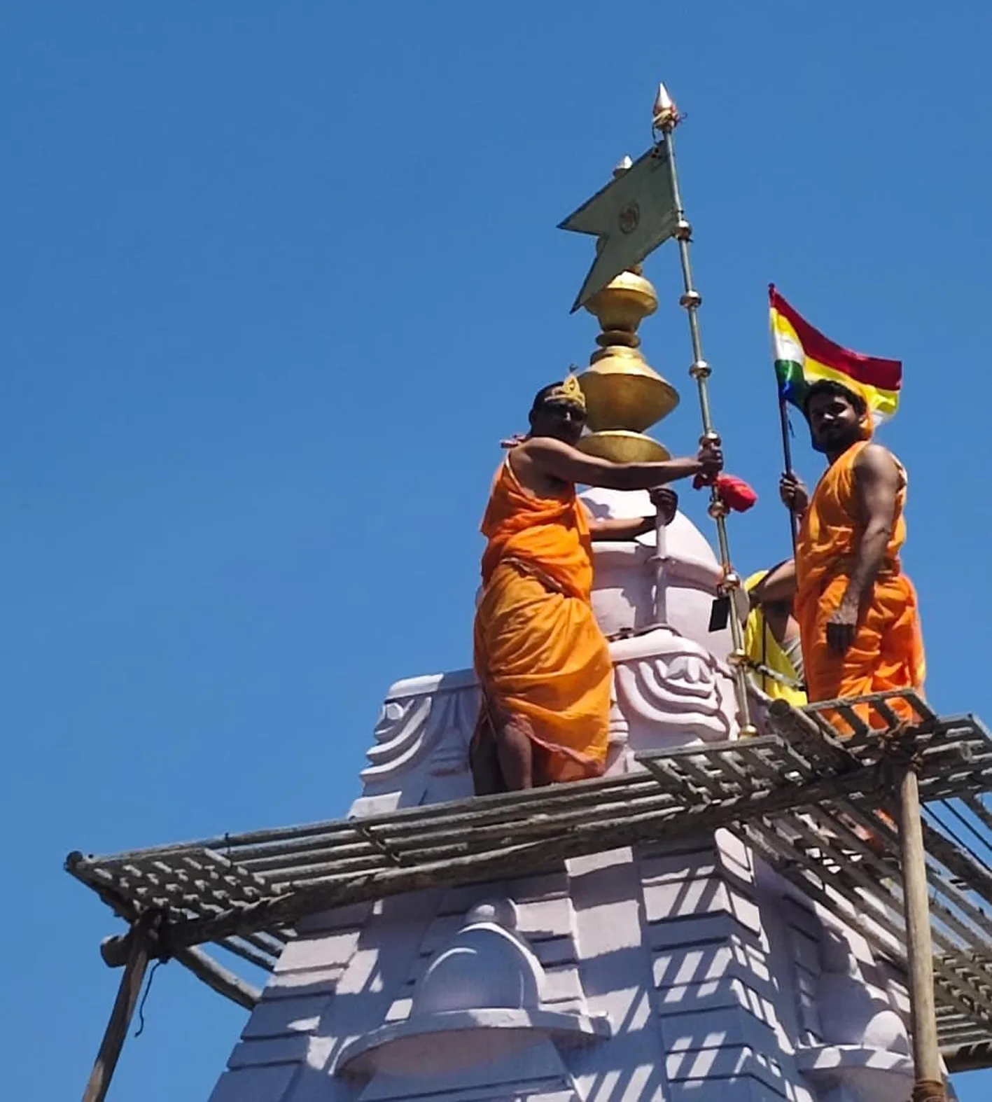 श्री पारसनाथ दिगंबर जैन मंदिर में भव्य धर्मध्वजा फहराई