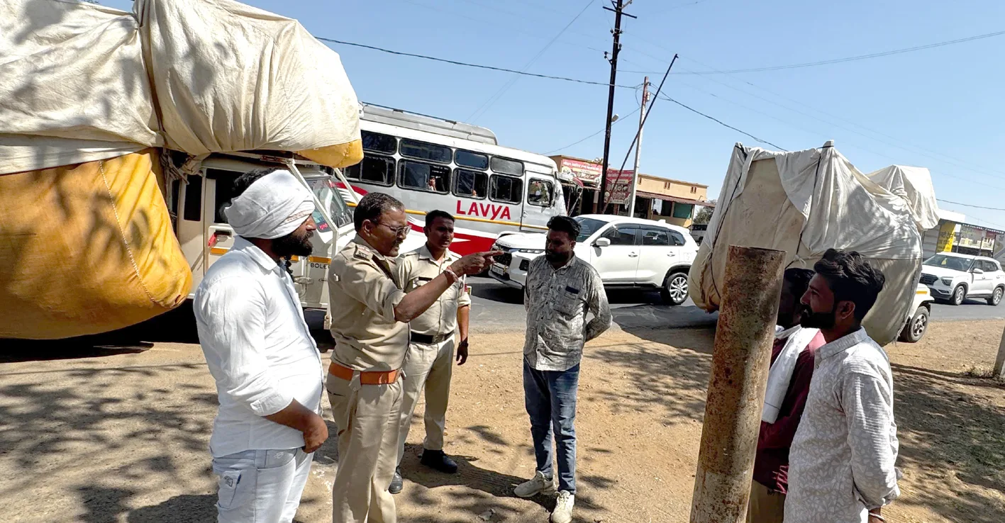 पुलिस ने की चेकिंग, ओवरलोड भूसा वाहनों पर कार्रवाई