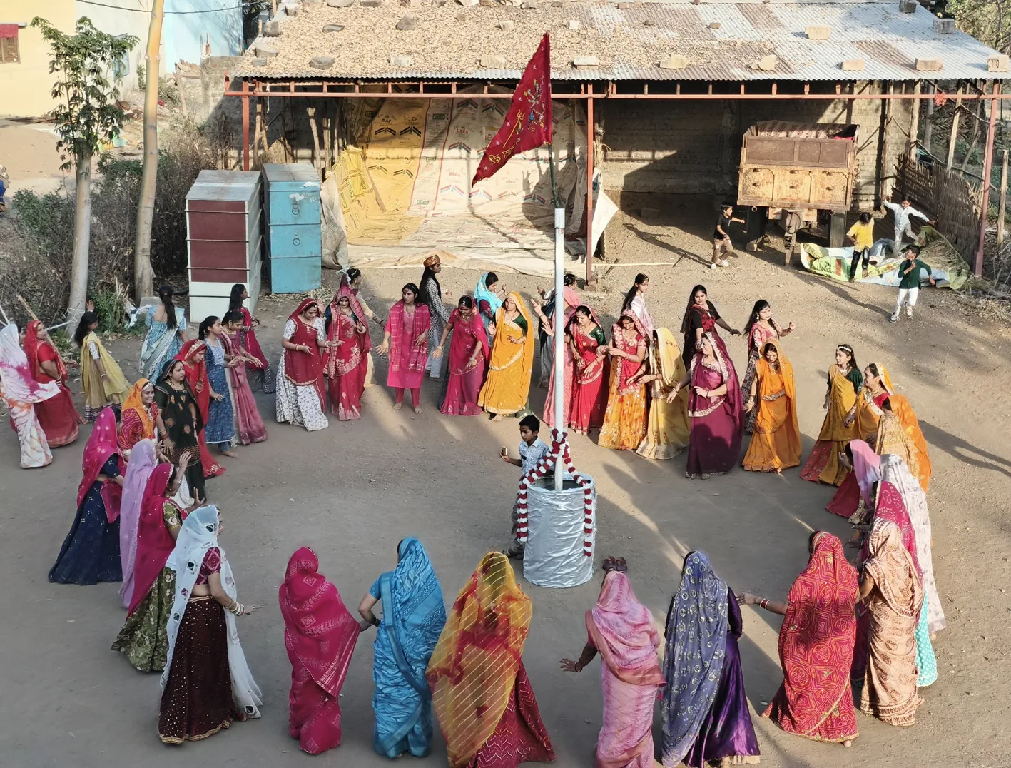 गणगौर उत्सव में महिलाओं ने ईसर-गौरा को साथ लेकर दिए झालरे