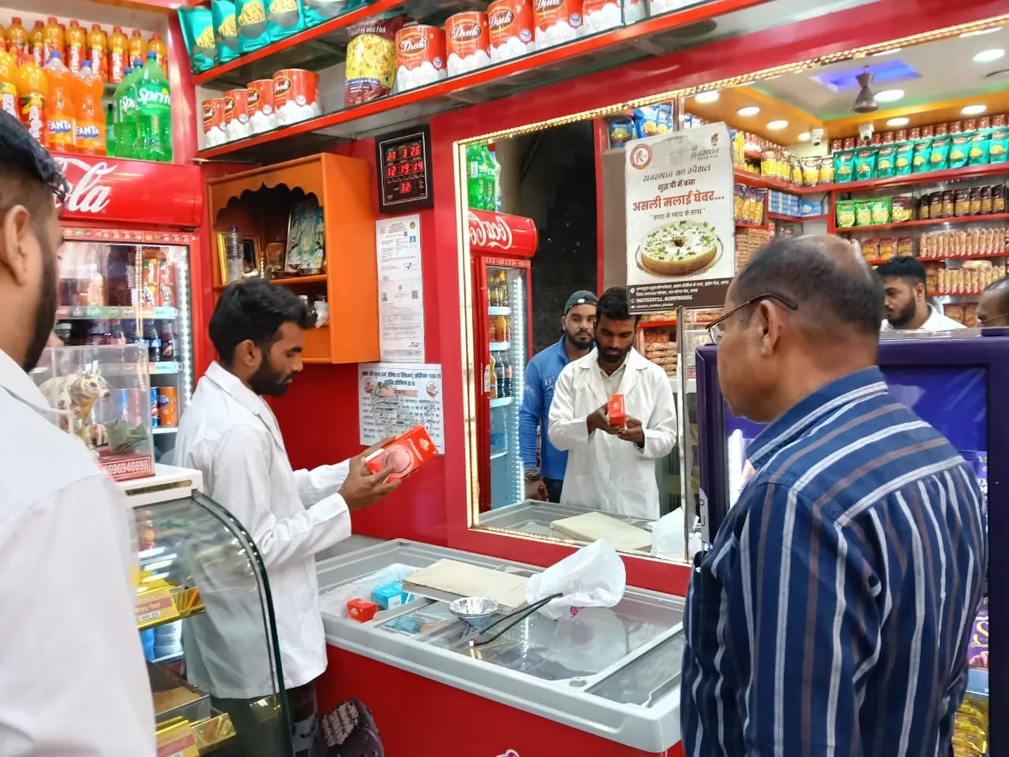 होटल और दुकानों से लिए दाल, मिठाई और तेल के सैंपल