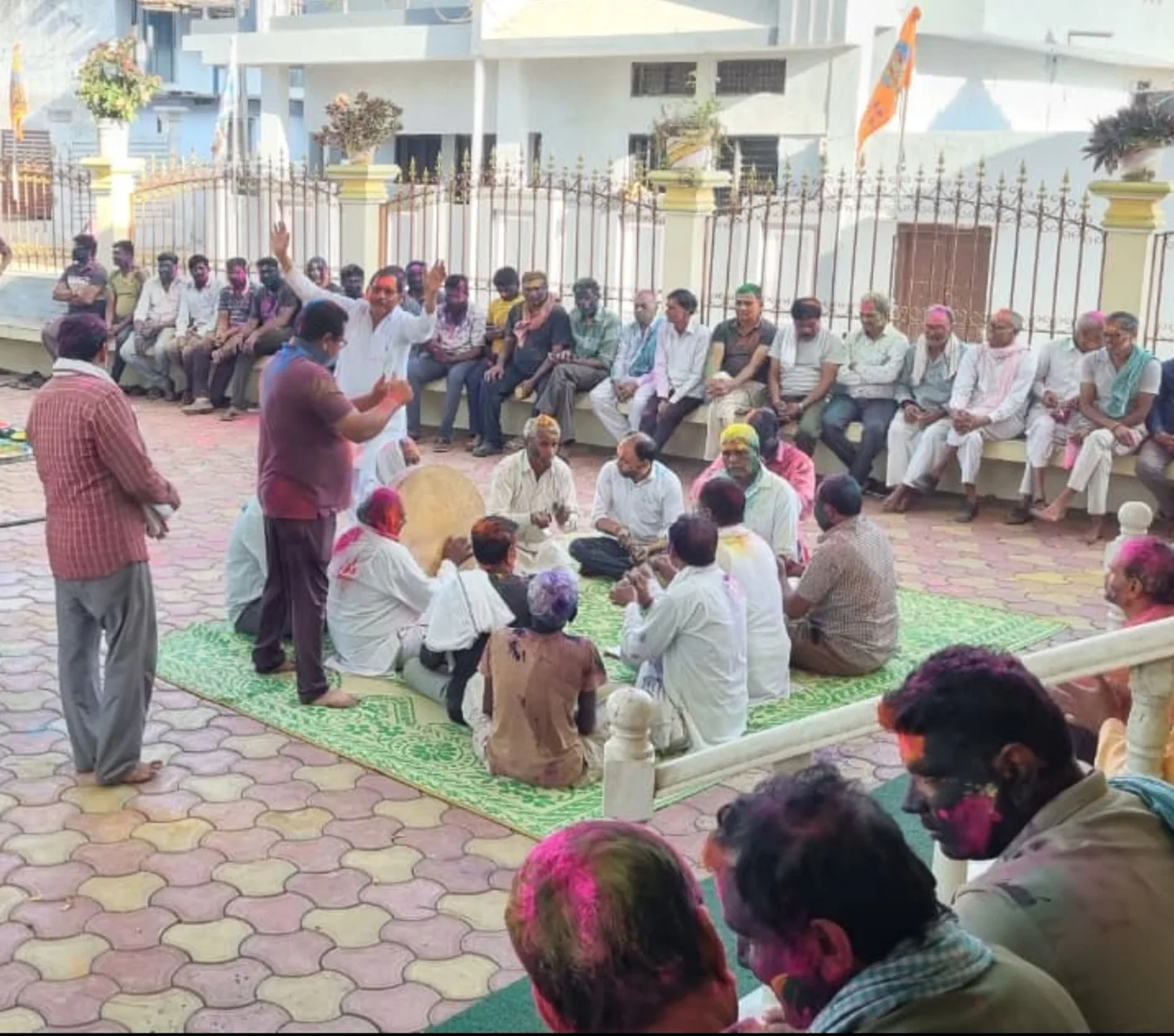 पच्चीस साल बाद मंदिर में एकत्र होकर मनाई होली