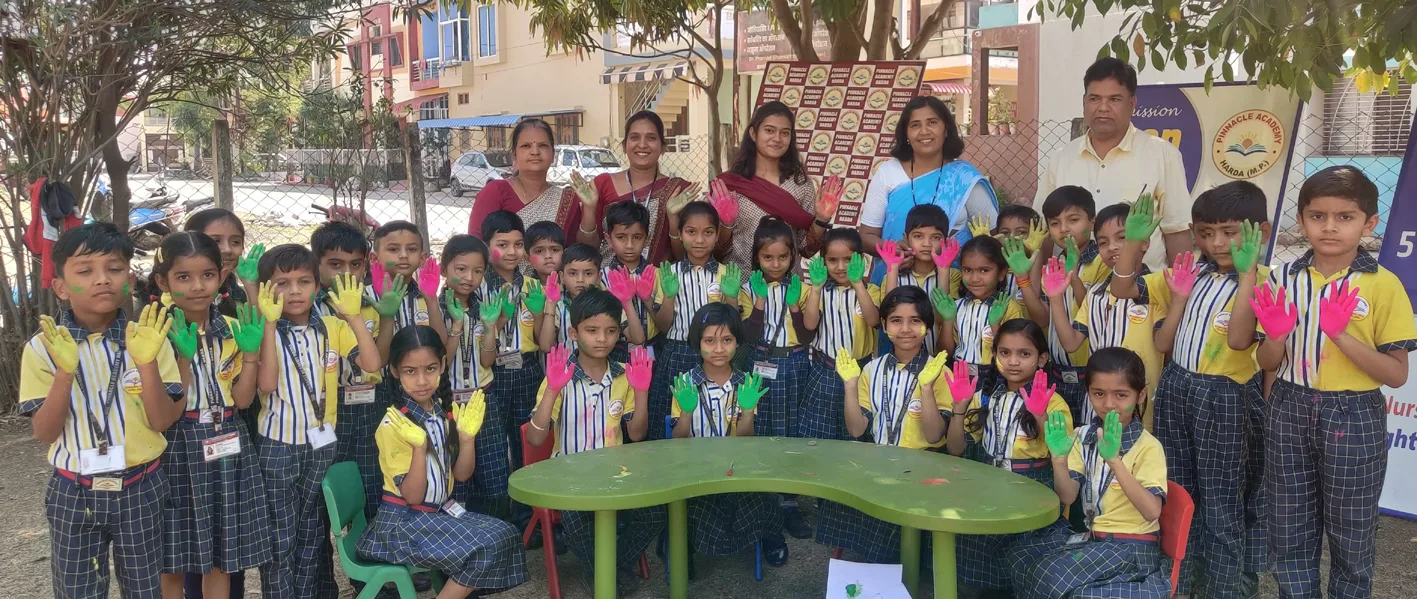 पिनेकल एकेडमी में होली उत्सव मनाया, बच्चों ने रंगों के महत्व को जाना