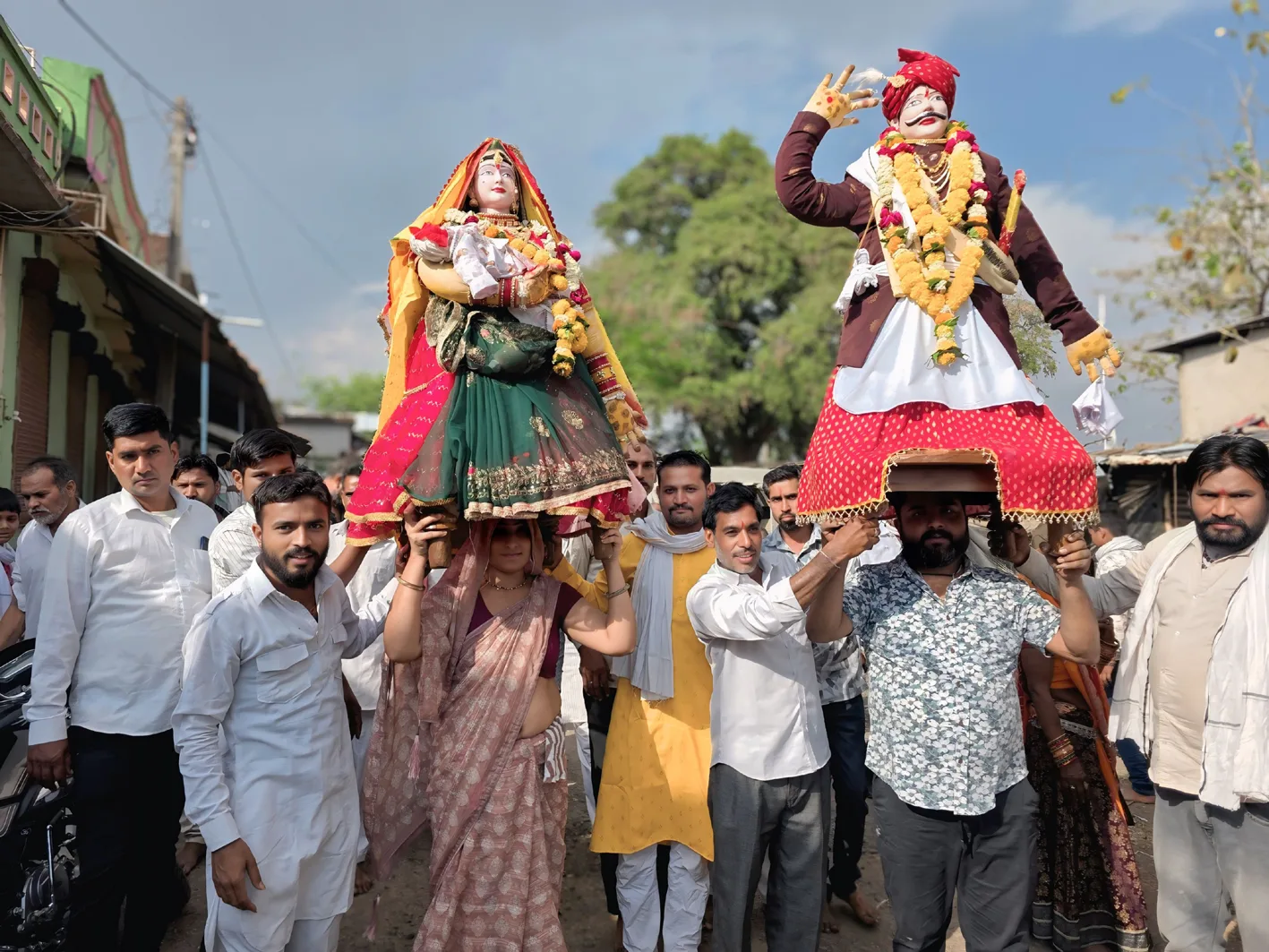 नाचते-गाते धनियर राजा के साथ गोरा रानी को दी विदाई