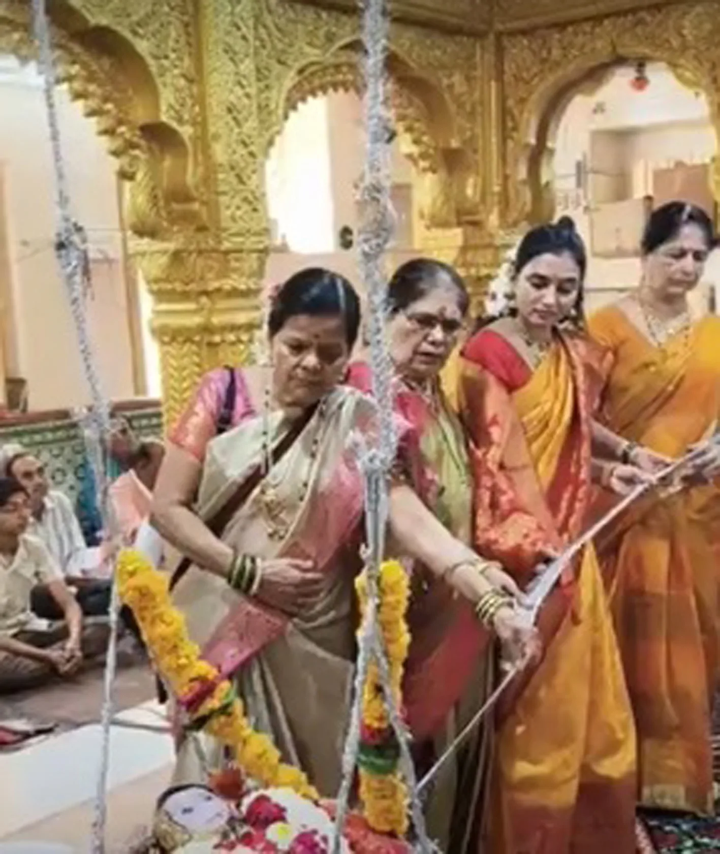 पालने में झूले श्रीराम लला
