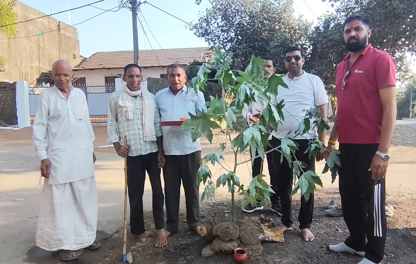 मालीपुर स्कूल मोहल्ले में पूजन कर गाड़ा गया होली का डांडा