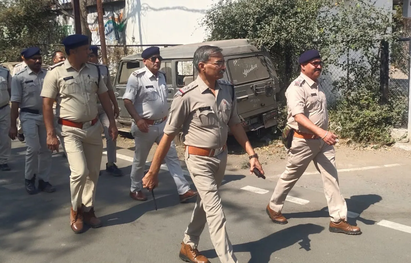 त्यौहारों को लेकर पुलिस ने निकाला फ्लैग मार्च
