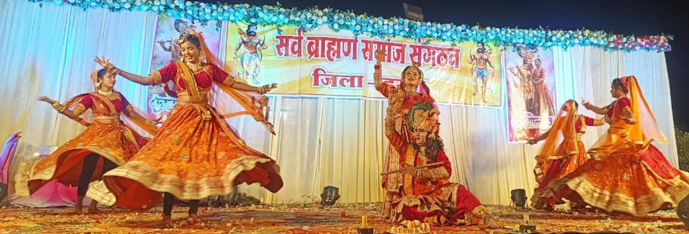 फूलों में सज रहे हैं श्री वृंदावन बिहारी.. प्रस्तुति पर श्रद्धालुओं ने की पुष्प वर्षा