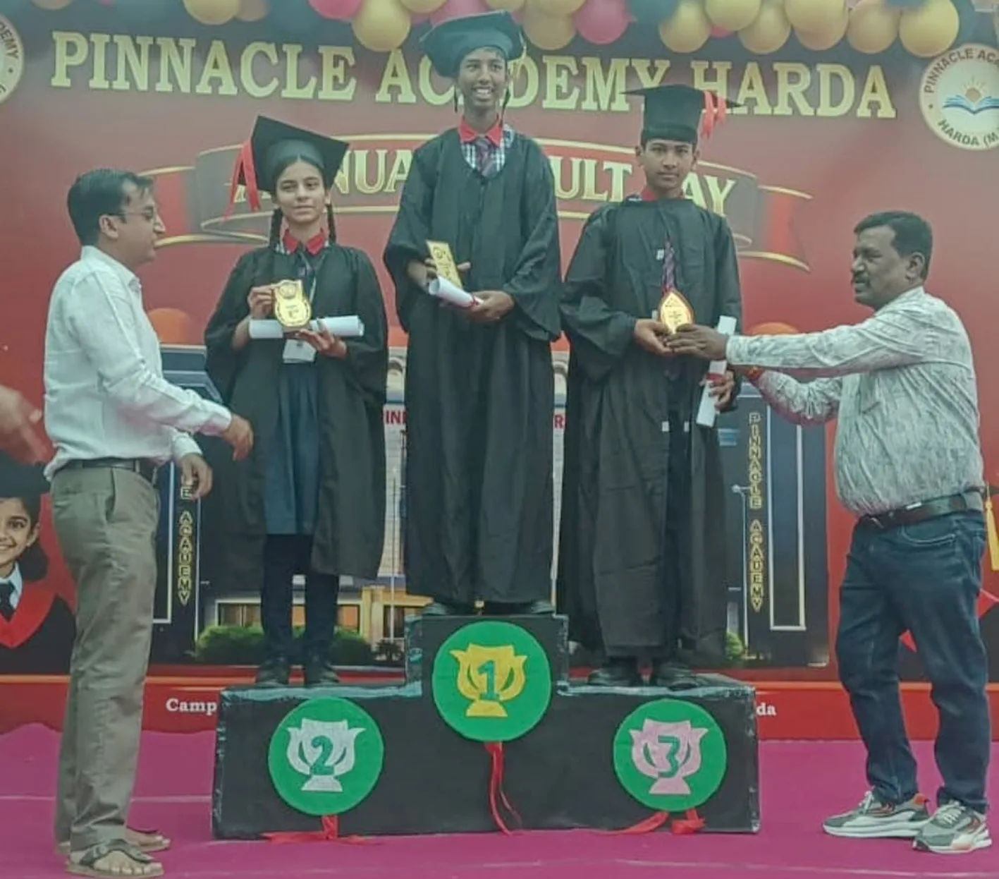 पिनेकल एकेडमी में रिजल्ट डे मनाया, मेडिकल कैंप का आयोजन