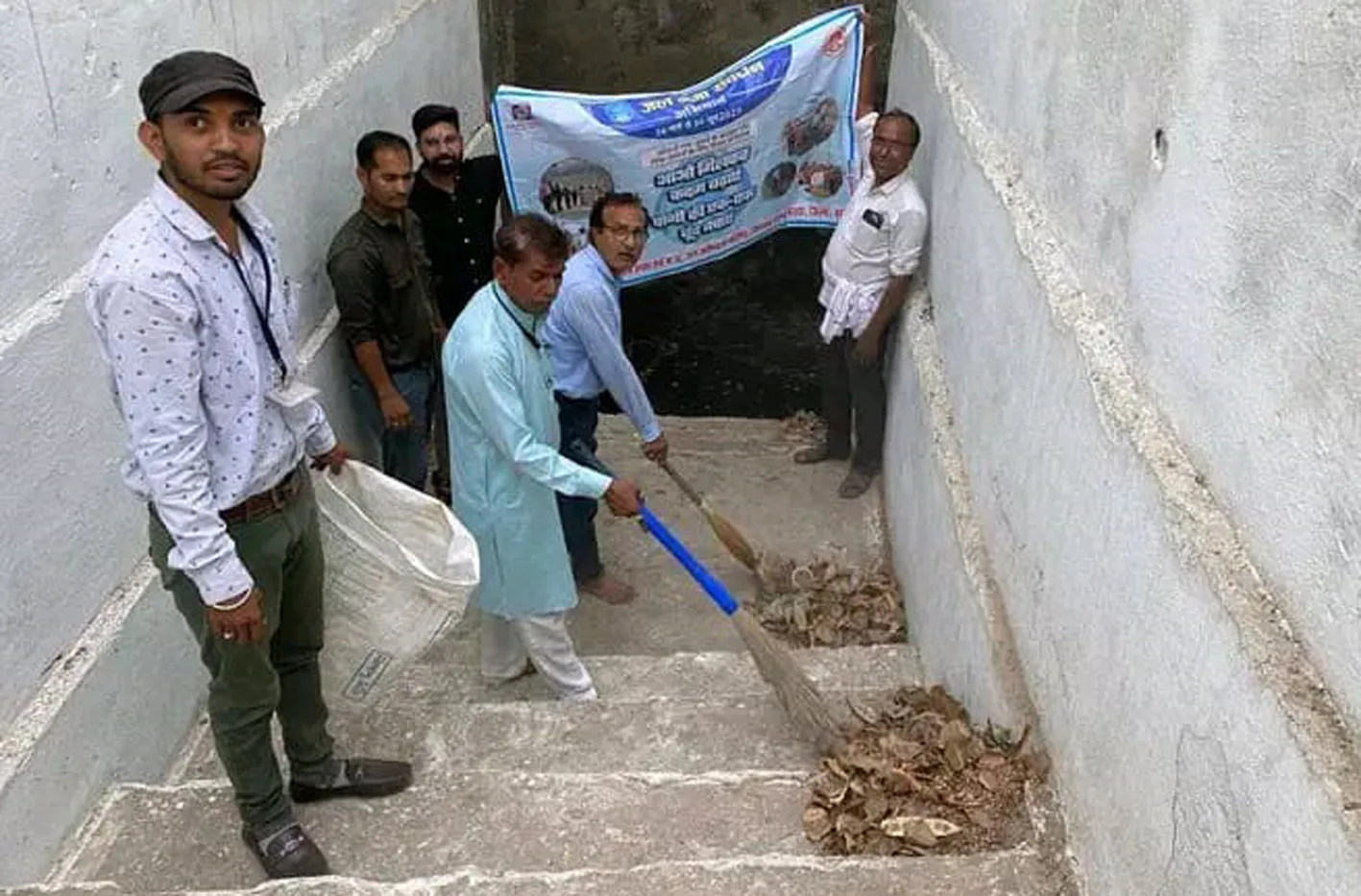 जल संरक्षण अभियान अंतर्गत बावड़ी पर किया सफाई कार्य  