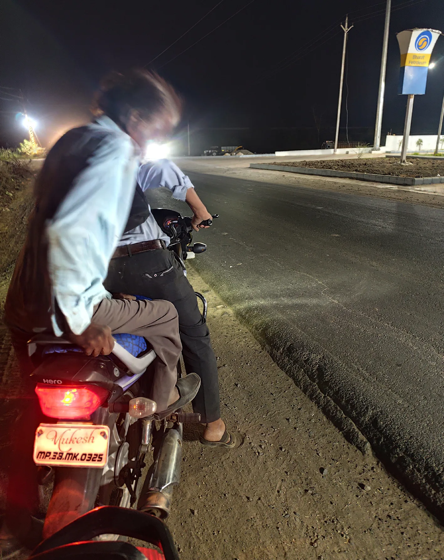सड़क पर बाइक चढ़ाने के दौरान दुर्घटना के शिकार हो रहे वाहन चालक