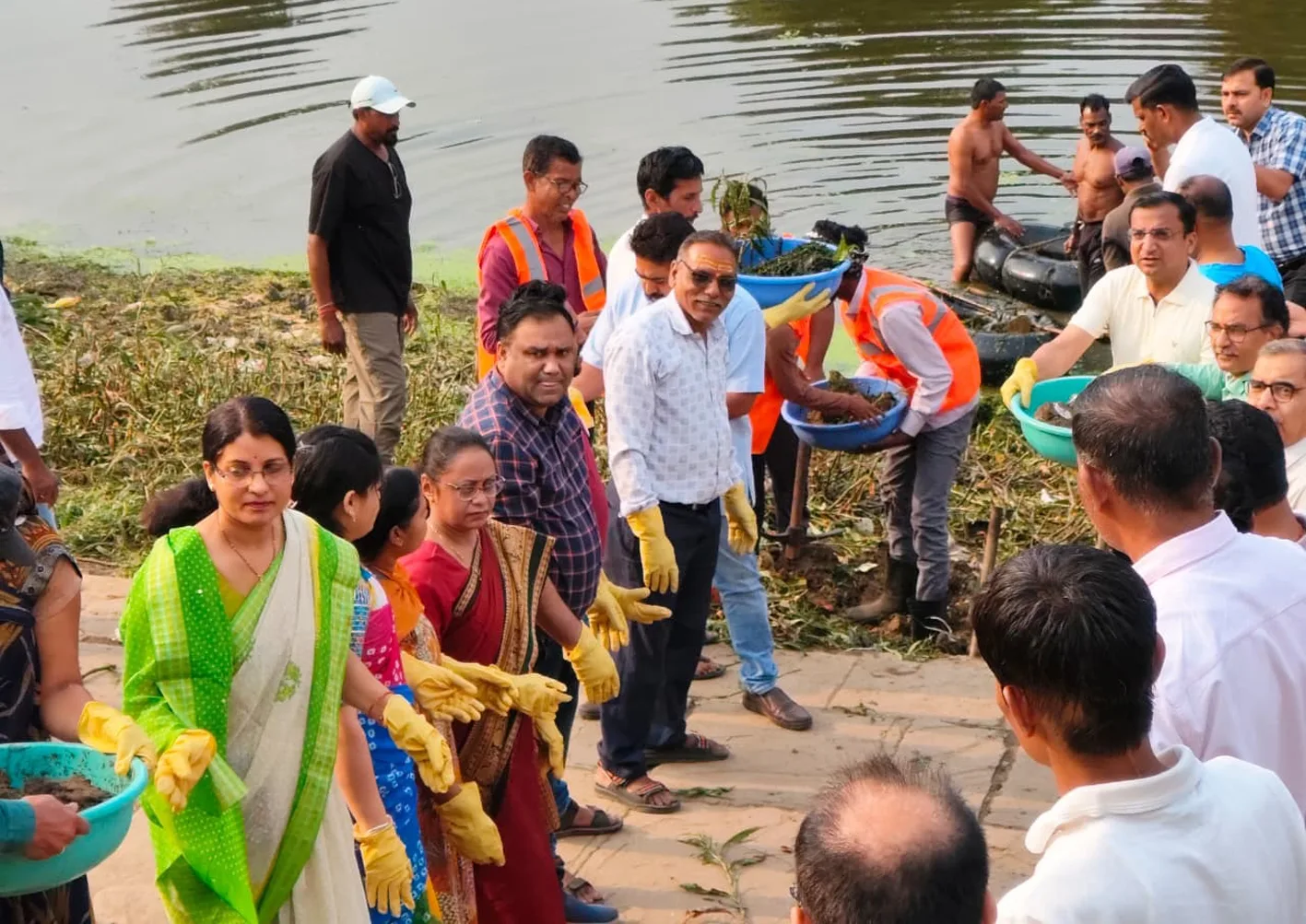 अजनाल नदी तट पर श्रमदान कर ‘जल गंगा संवर्धन अभियान का किया शुभारंभ