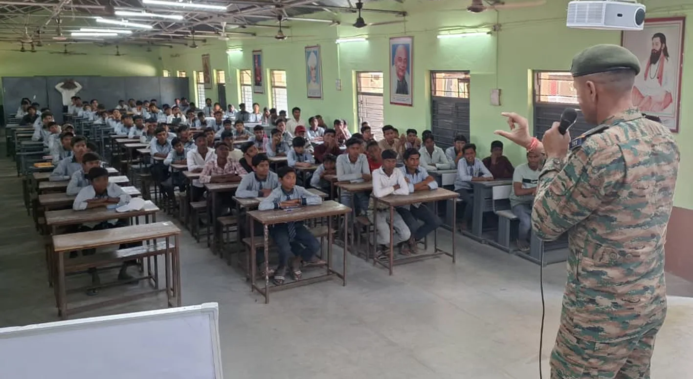 विद्यार्थियों को अग्निवीर भर्ती के लिए किया प्रेरित