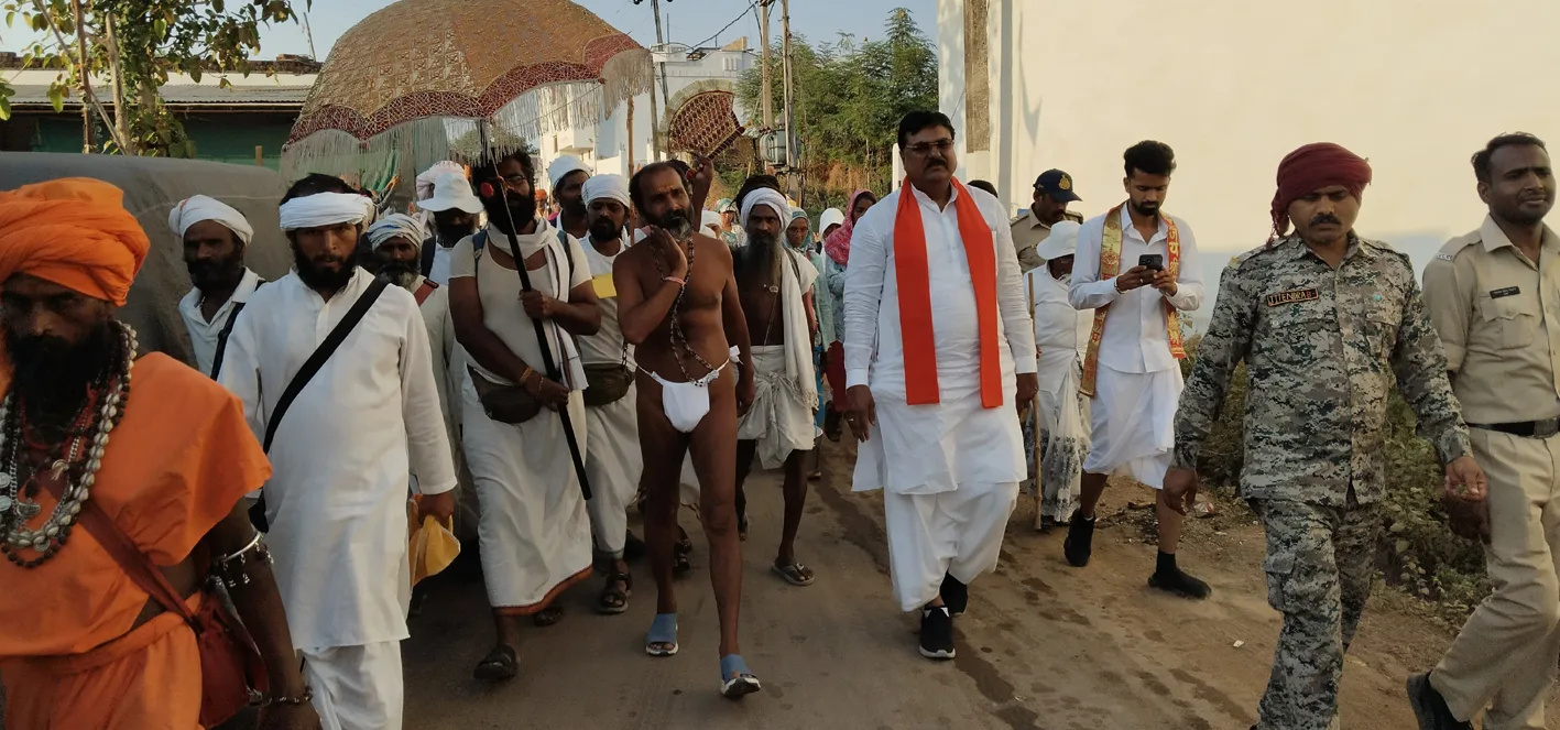 खेली फूलों से होली, जमकर उड़ा रंग-गुलाल