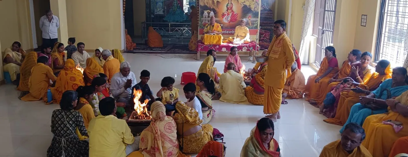 नवरात्र साधना का समापन, यज्ञ में छोड़ी आहुतियां