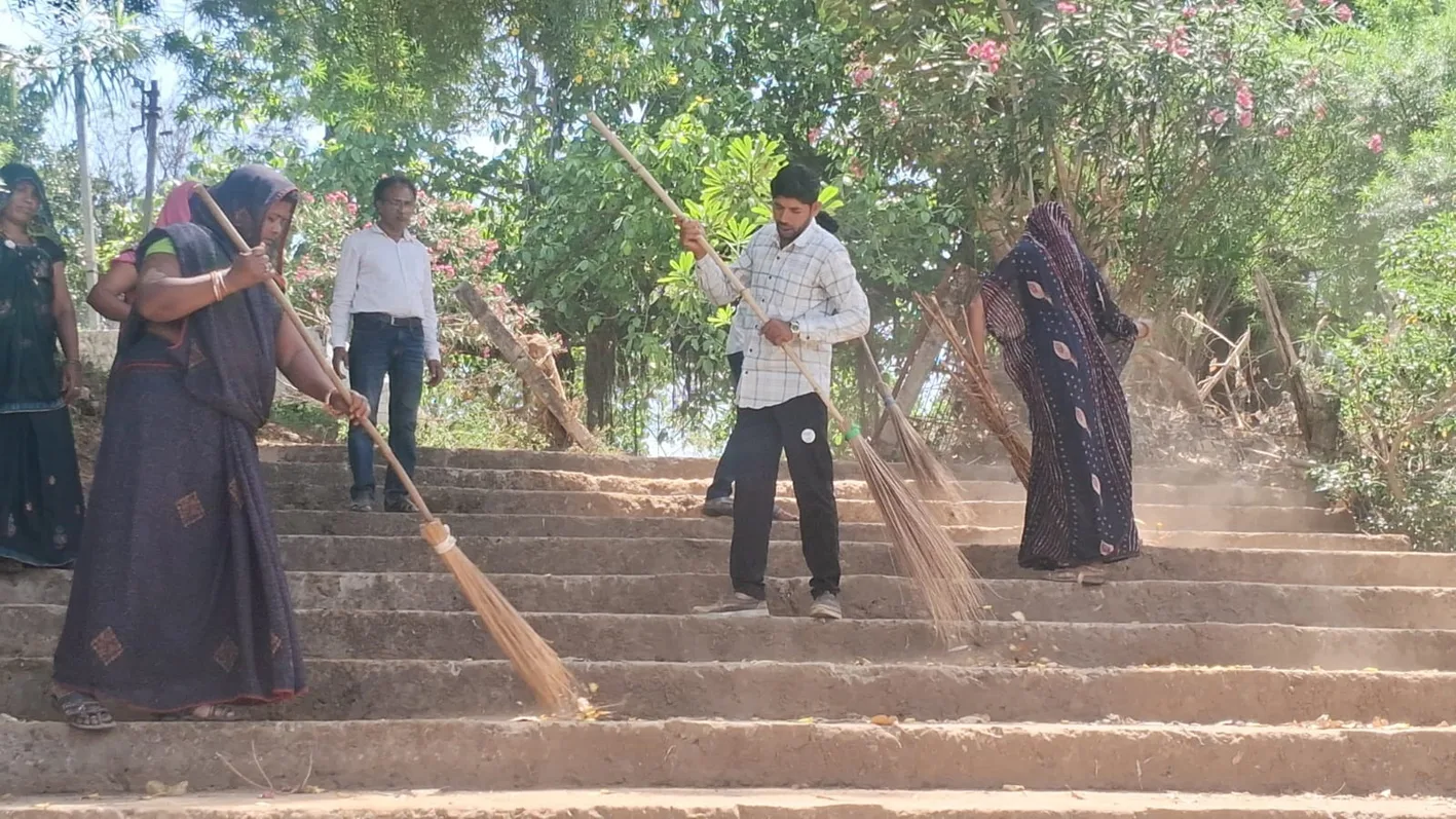 जल गंगा संवर्धन अभियान के तहत गोयत आश्रम में श्रमदान, नर्मदा घाट की सफाई
