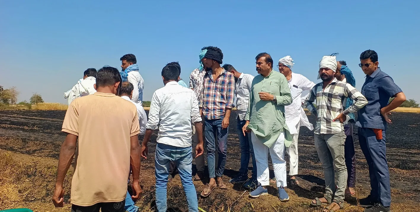 छीपाबड़ में आगजनी से लाखों की गेहूं की फसल राख