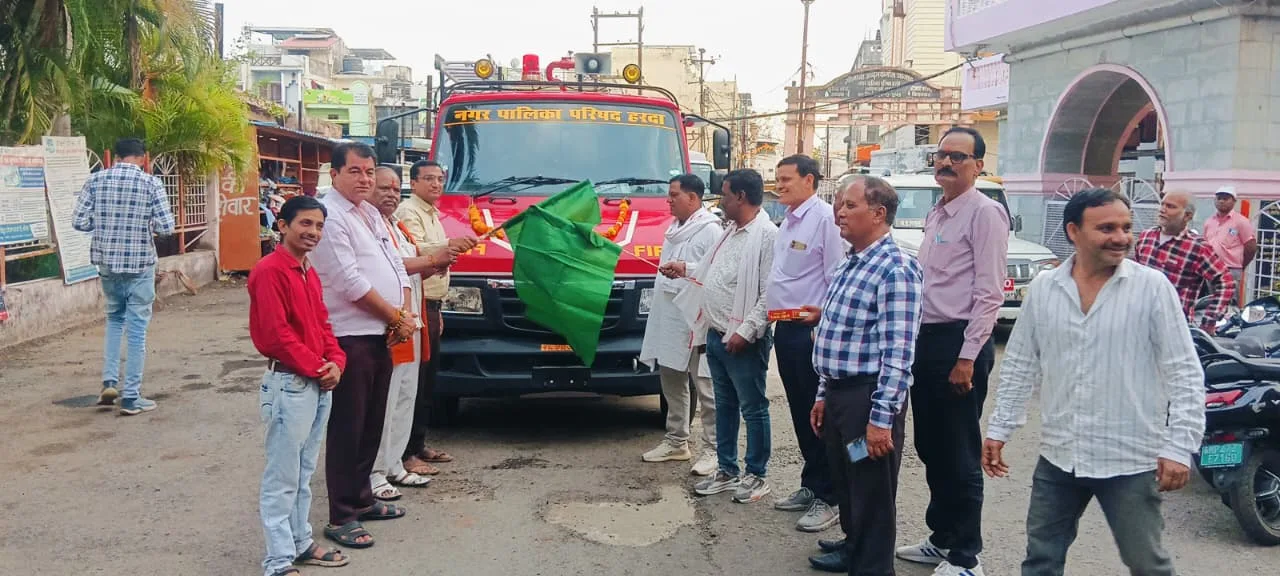 नपा उपाध्यक्ष ने नई फायर ब्रिगेड को हरी झंडी दिखाकर किया रवाना