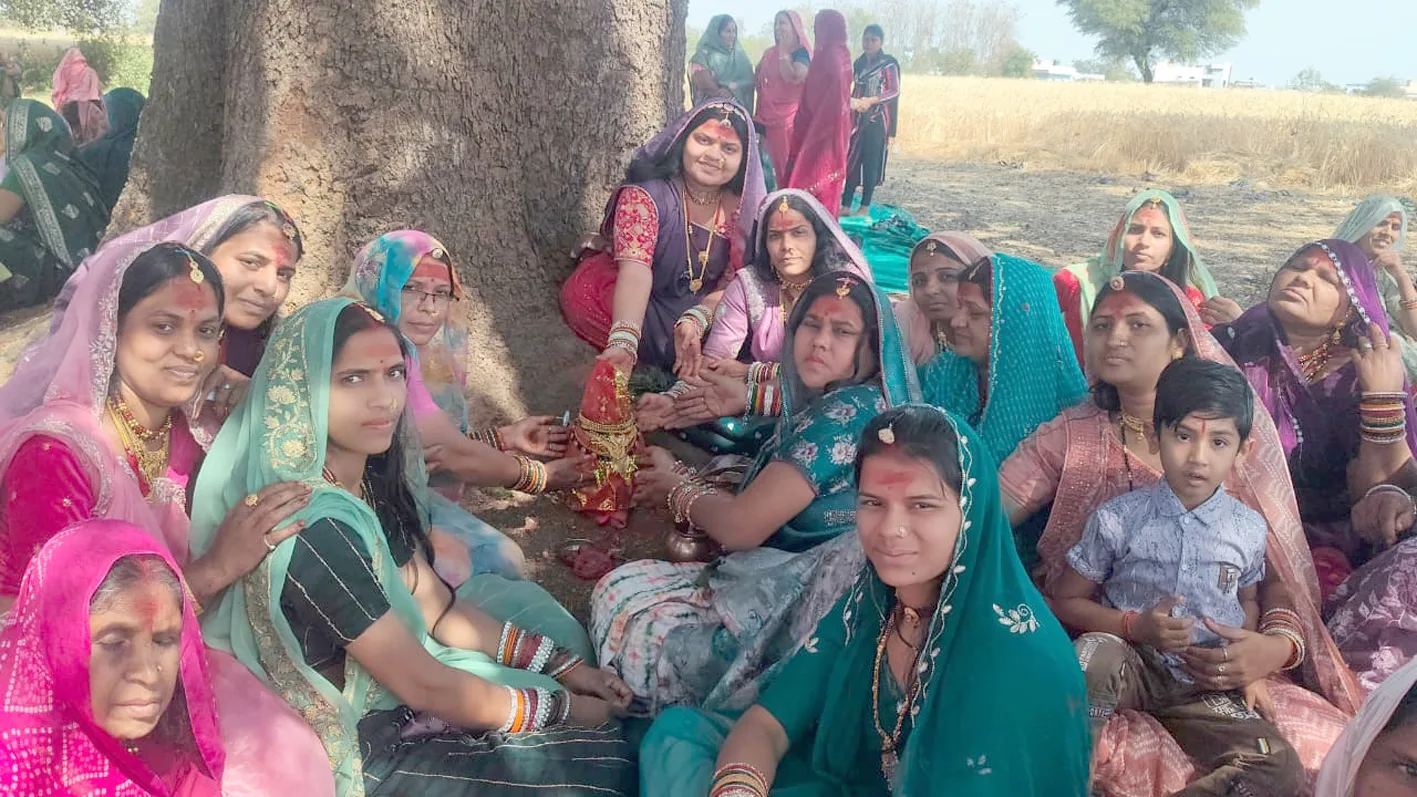 आम के झाड़ के नीचे माता-बहनों ने खेली पाती