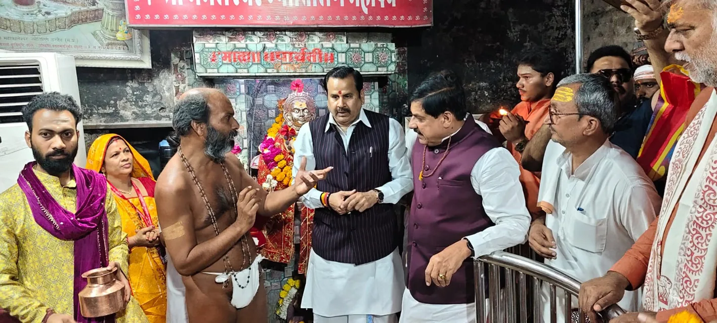 ममलेश्वर में मुख्यमंत्री डॉ. मोहन यादव ने किया भोले बाबा का जलाभिषेक