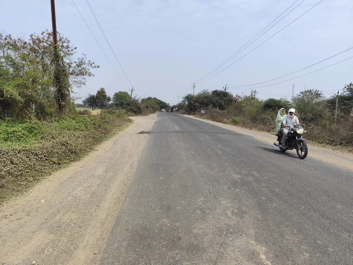 स्टेट हाईवे पर गड्ढे भरने की बजाय बना दिए स्पीड ब्रेकर