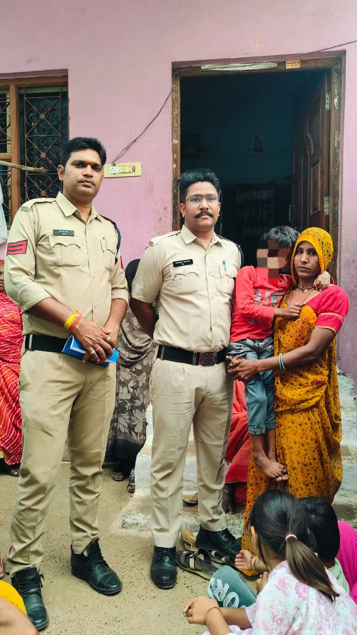 गुम बालक को खोजकर परिजनों को सौंपा