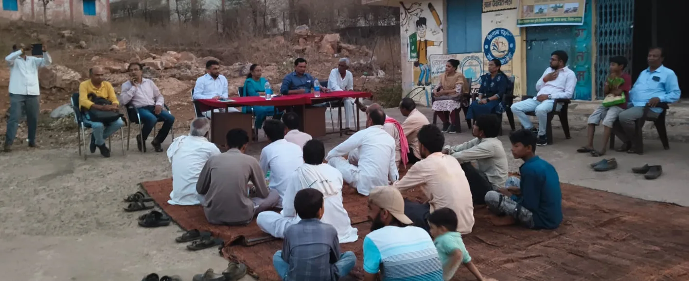 जिपं सीईओ ने ग्रामीणों को नरवाई जलाने के दुष्परिणाम बताए