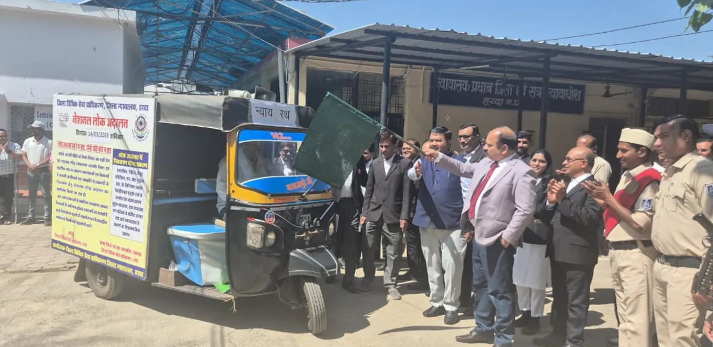 नेशनल लोक अदालत के प्रचार वाहन को दिखाई हरी झण्डी  