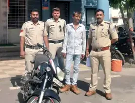 पुलिस ने बाइक चोर को किया गिरफ्तार