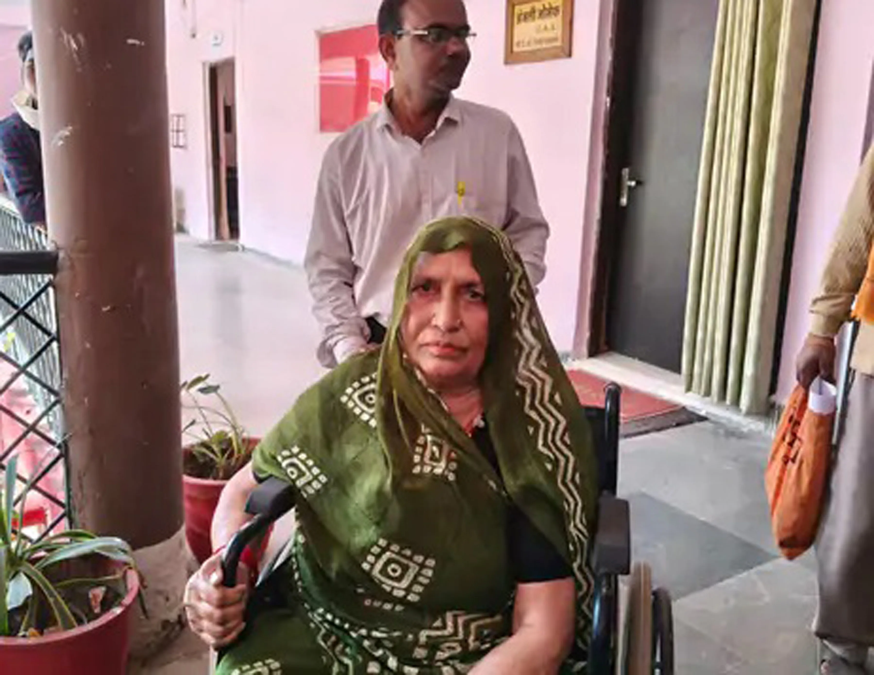 जमीन हड़पने की शिकायत लेकर जनसुनवाई में पहुंची बुजुर्ग मां