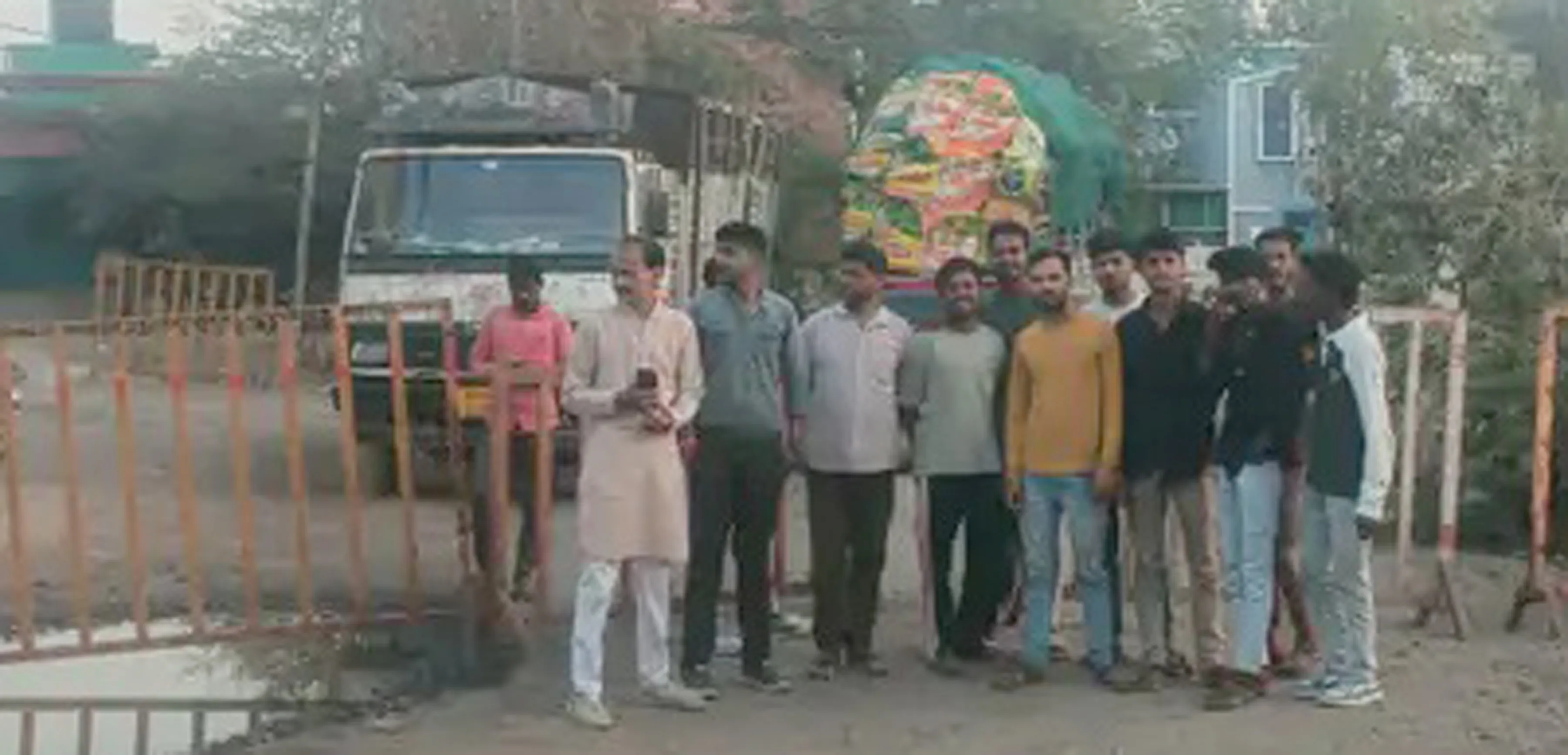 वार्डवासियों ने अधूरे रेलवे ओवरब्रिज और सर्विस रोड की मांग को लेकर किया चक्काजाम