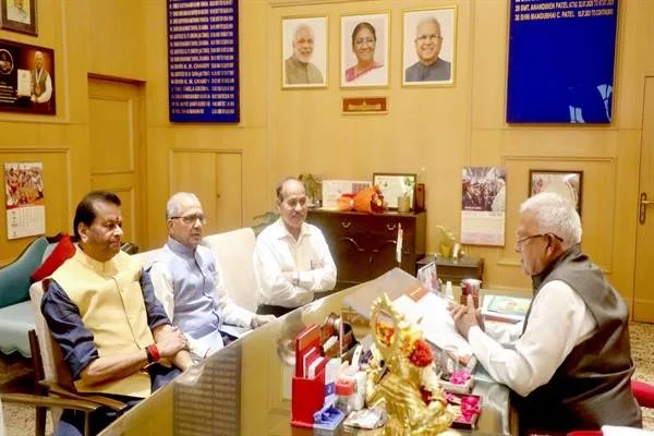 राज्यपाल श्री पटेल से राज्य वित्त आयोग के अध्यक्ष श्री पवैया ने सौजन्य भेंट की
