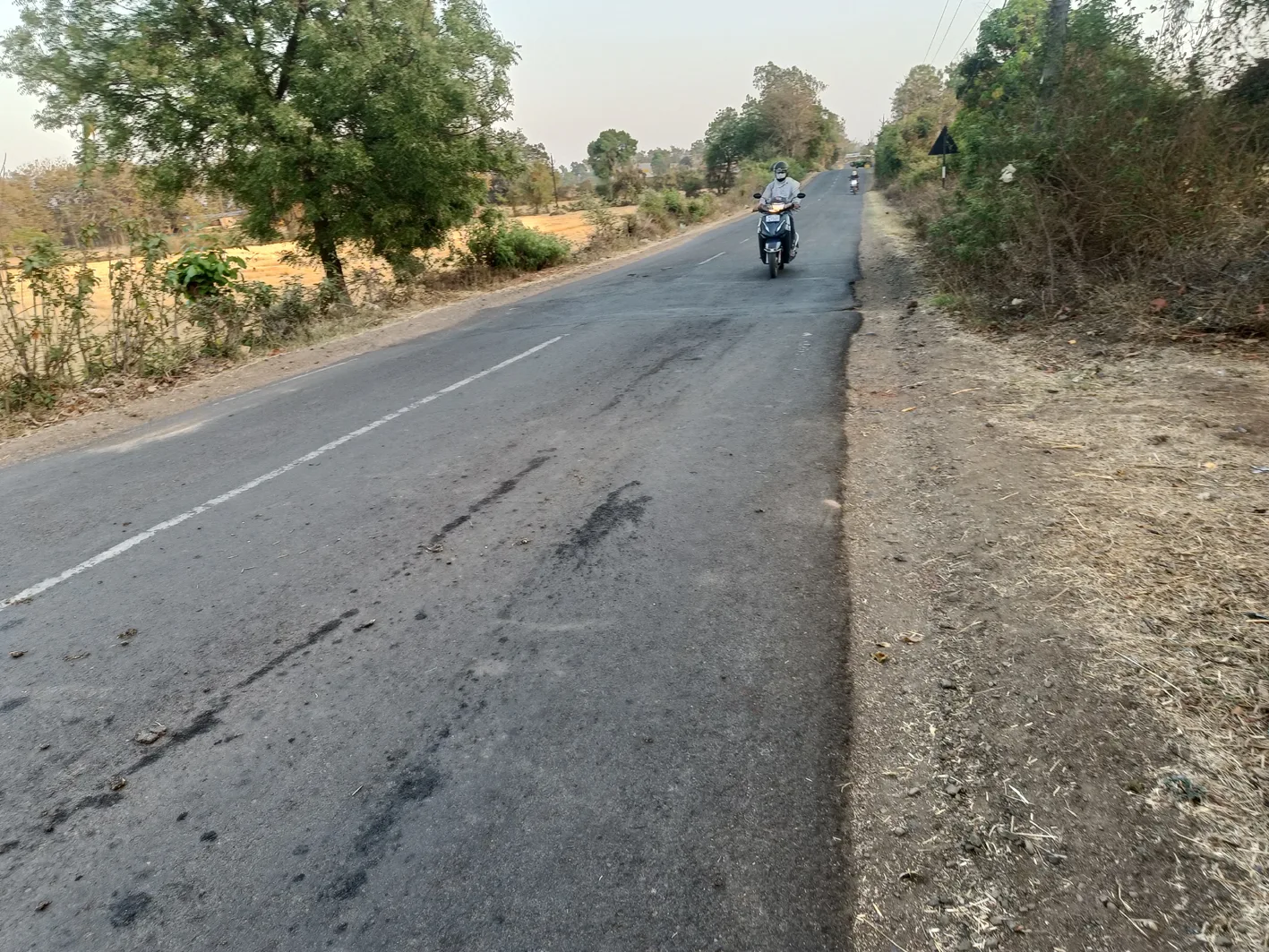 मुख्य सड़क पर गड्ढे से बढ़ रहीं दुर्घटनाएं, सुधार की मांग