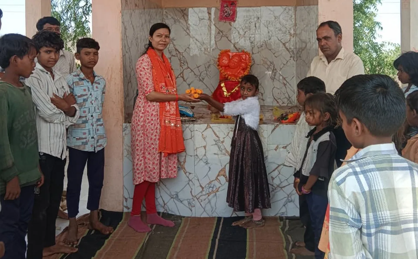 सुंदरकांड पाठ के साथ प्रभारी प्रधान पाठक ज्योति परते को दी विदाई