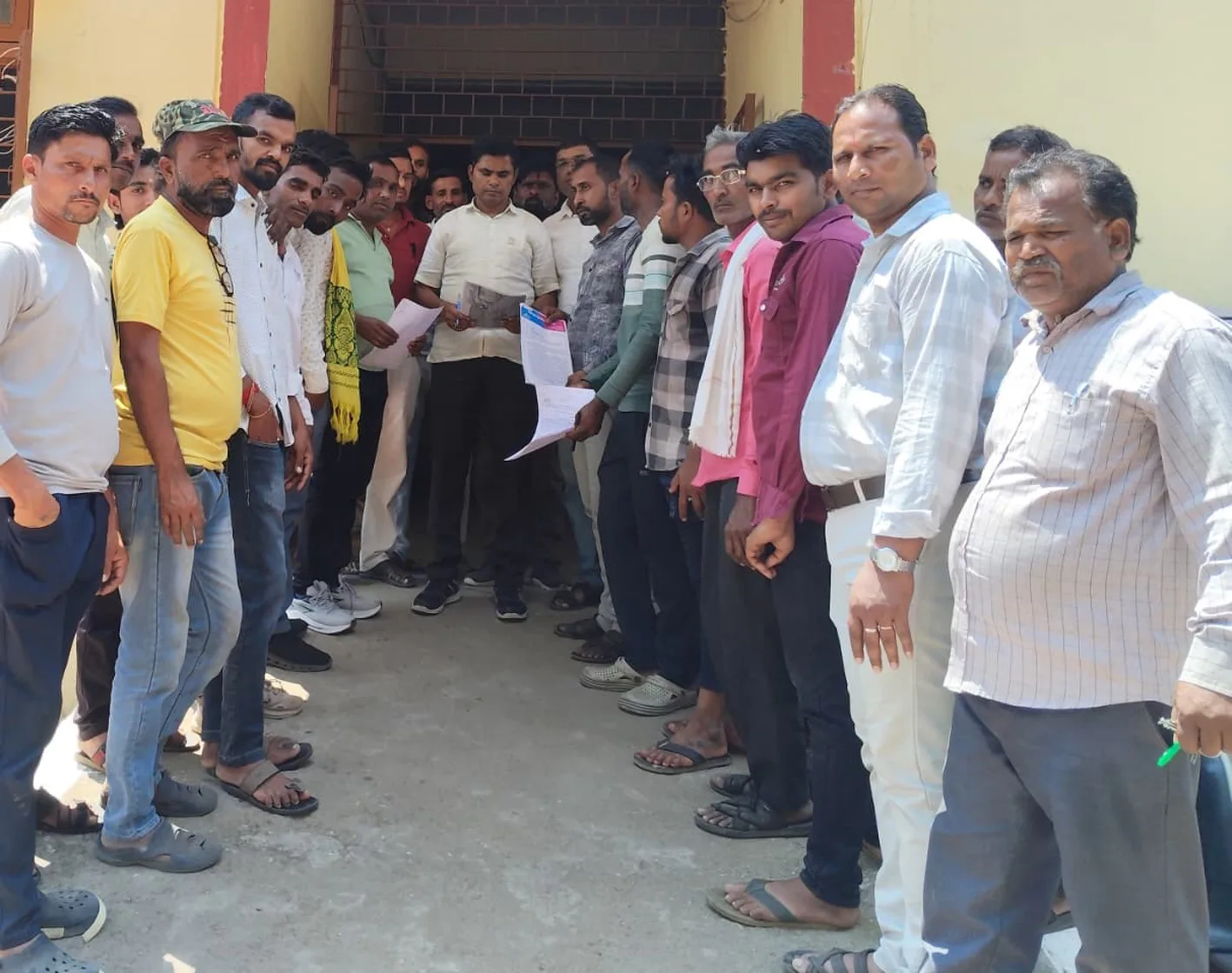 पेयजल स्रोत के पास शौचालय निर्माण, व्यापारी संघ ने जताया विरोध