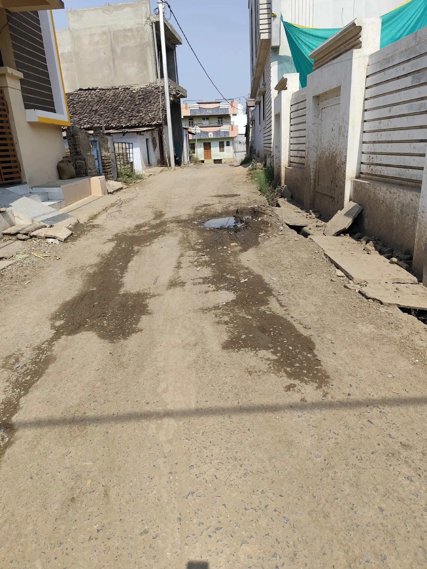 फूटी पाइपलाइन से बिगड़ी पेयजल व्यवस्था, घरों तक नहीं पहुंच रहा पानी