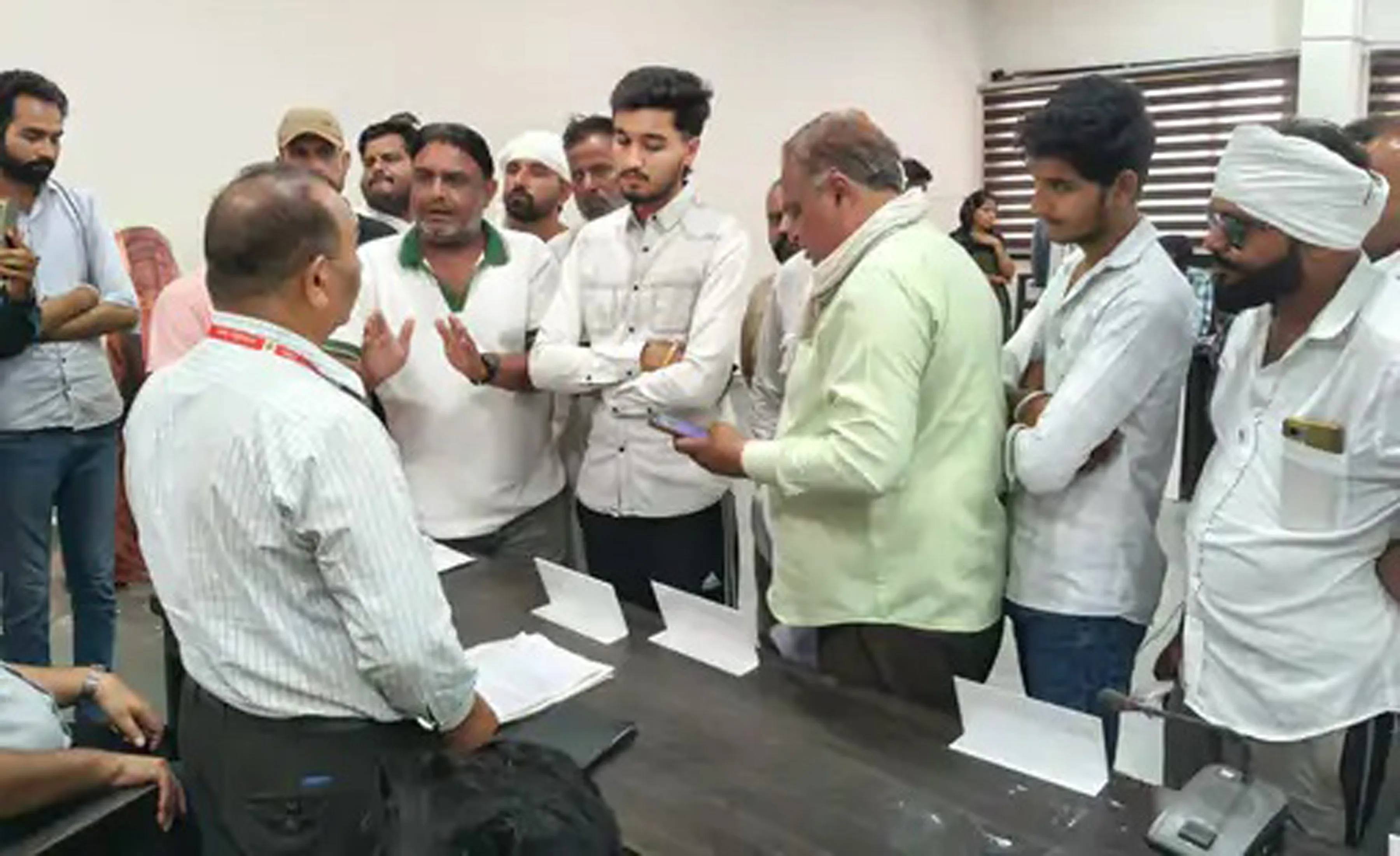 नहर का पानी न मिलने से किसानों ने दी आंदोलन की चेतावनी
