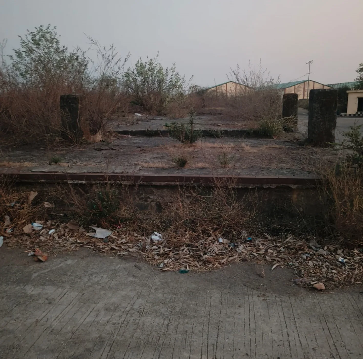 उपेक्षा का शिकार हो रहे सुल्तानपुर वेयरहाउस के बाहर बने प्लेटफॉर्म