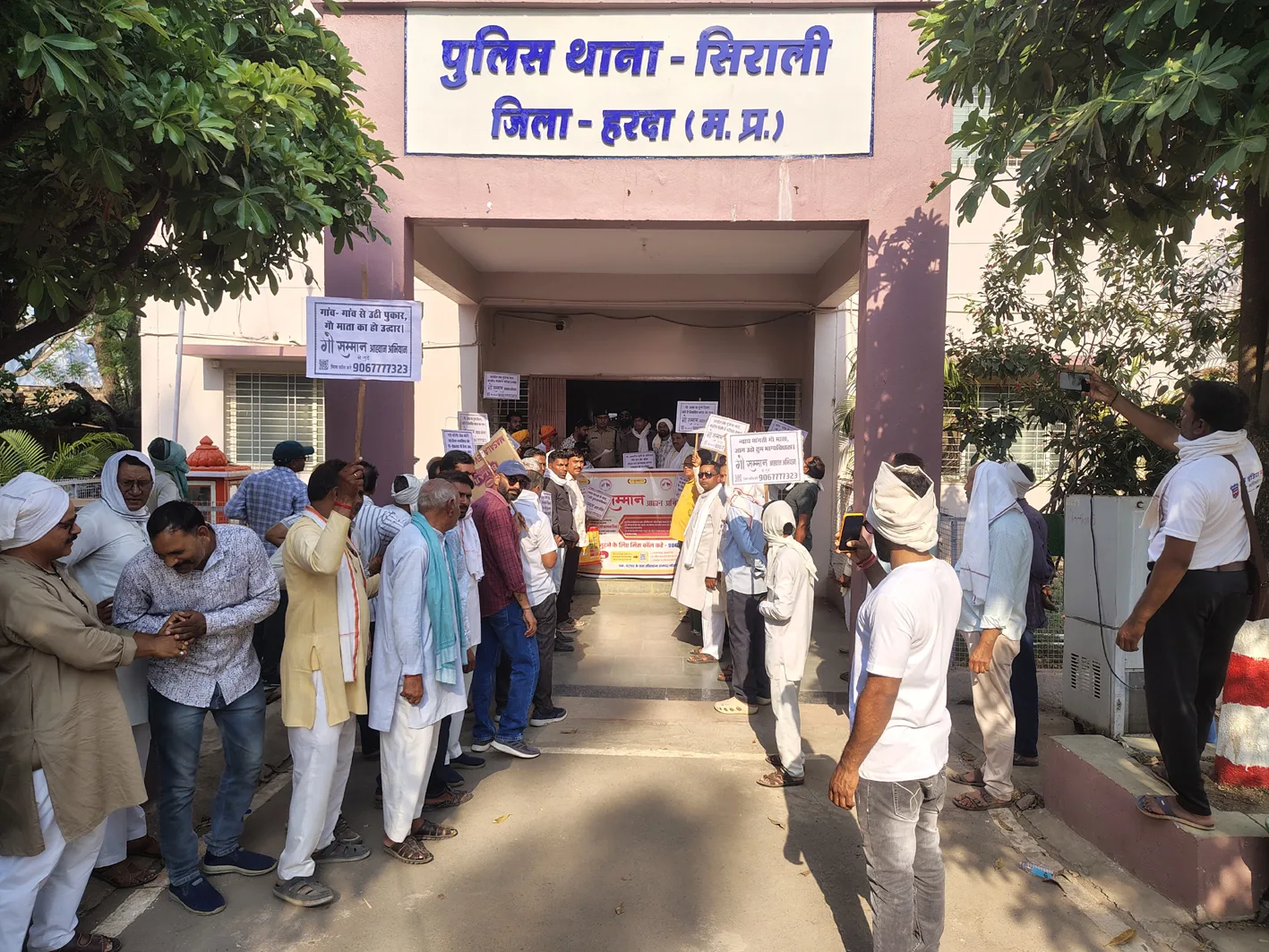 गौवंश की चोरी कर रेलवे ट्रैक पर बांधकर हत्या का आरोप, कार्रवाई की मांग