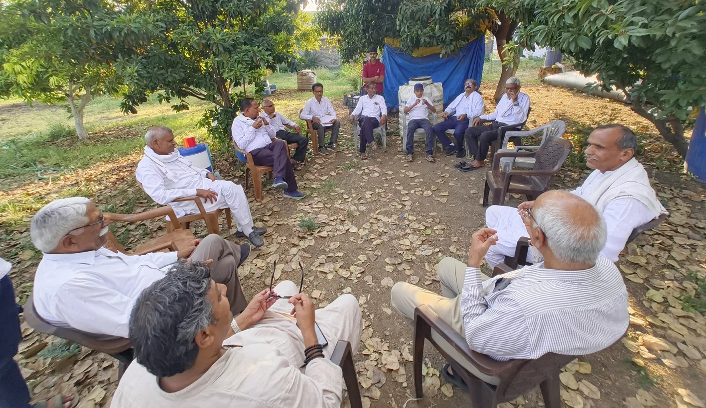 प्राकृतिक खेती से कृषकों को अवगत कराया