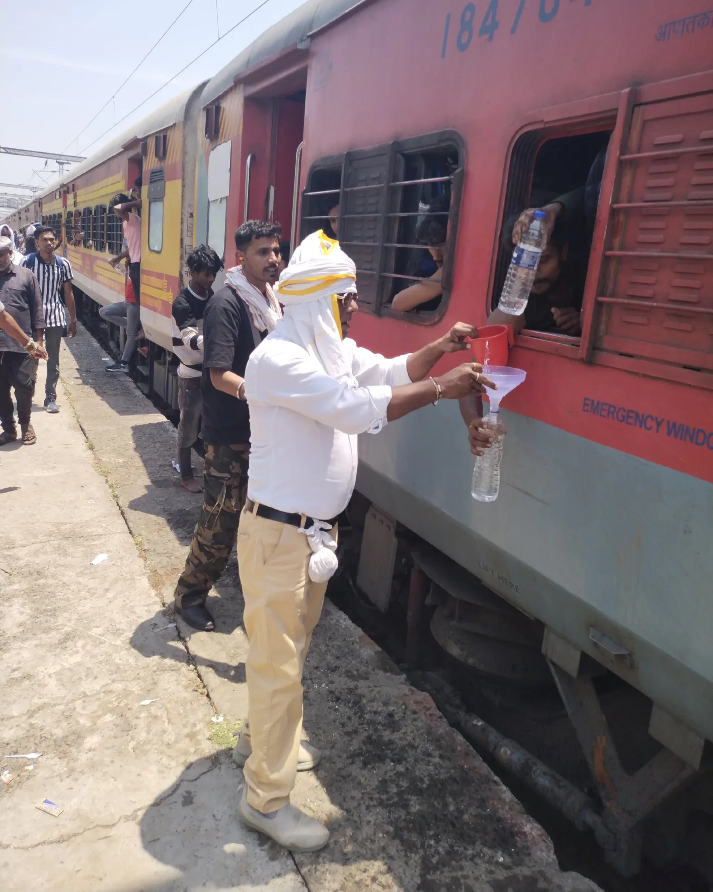 रेल यात्रियों को पिला रहे शीतल जल
