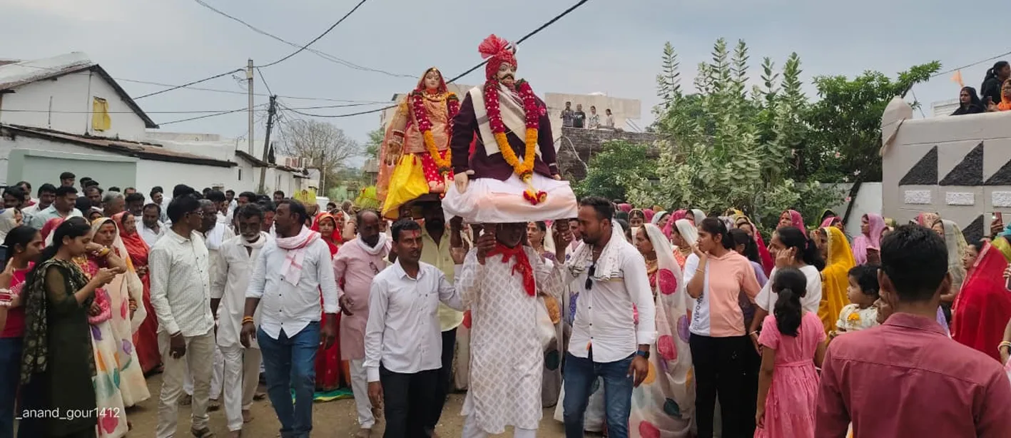 गणगौर महोत्सव में धनियर राजा और माता रनुबाई निकली पानी पर