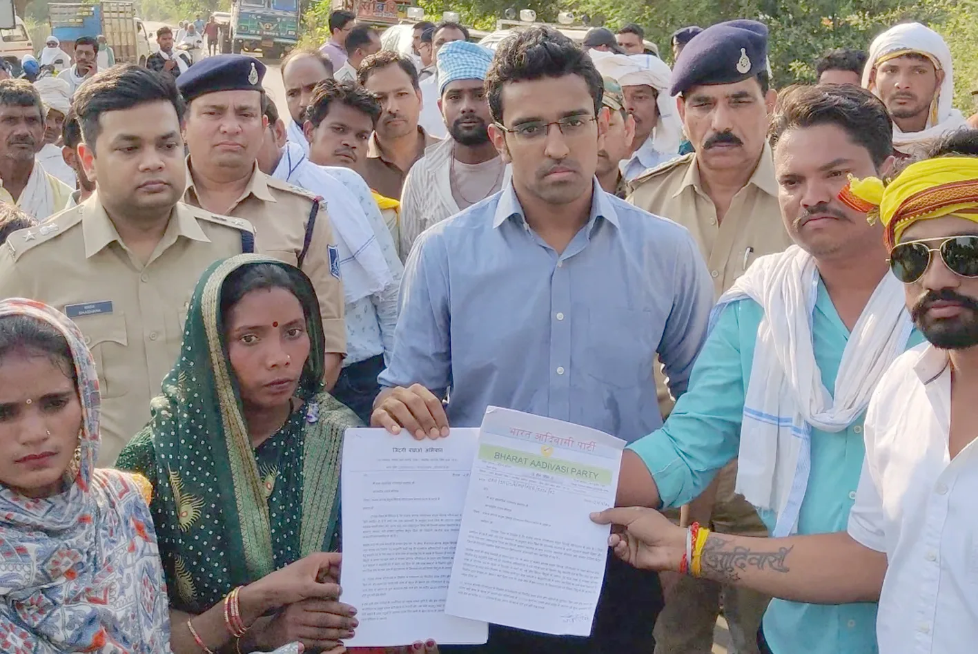 बांध बनाने से नाराज आदिवासियों का 25 किमी पैदल मार्च