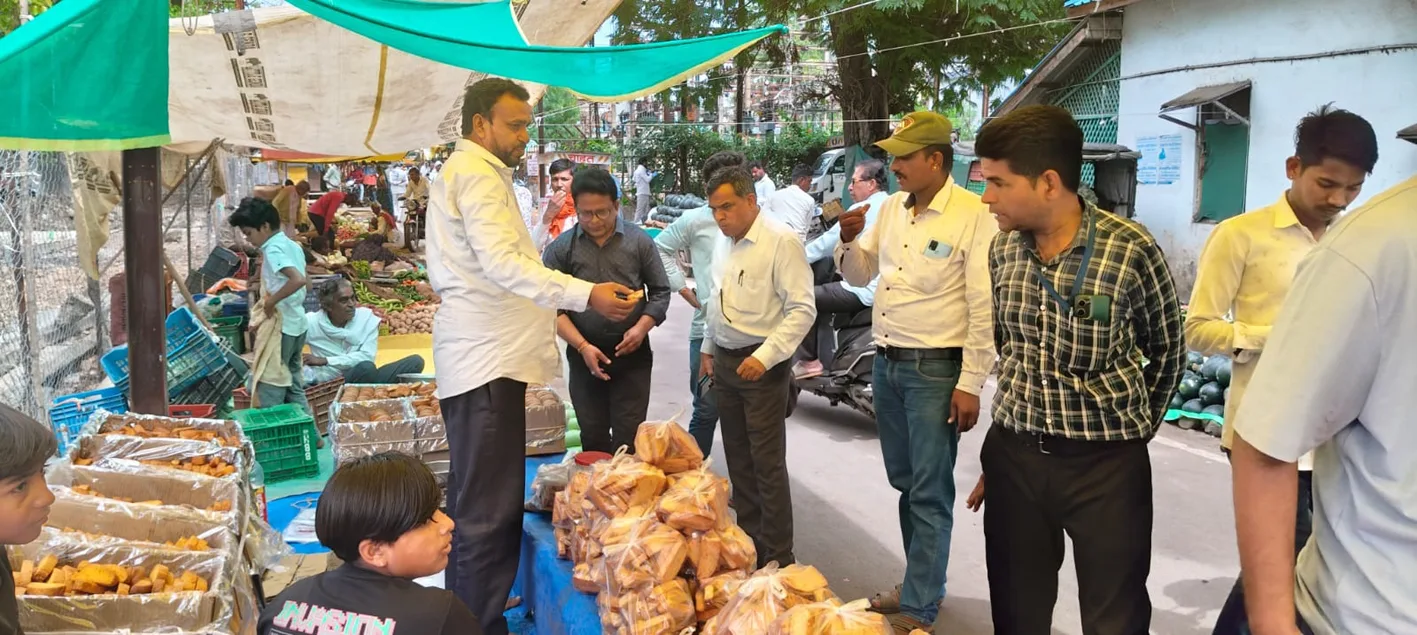 खाद्य सुरक्षा विभाग की कार्रवाई, विभिन्न दुकानों से लिए सैंपल  